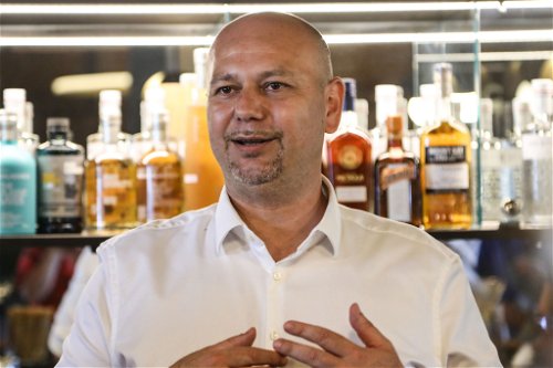 Andreas Trattner erklärt wie die Kräuter für Cocktails verarbeitet werden.