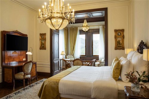 Das Moselblick-Studio begeistert mit seiner Aussicht auf die romantische Flusslandschaft. Die Zimmer und Suiten sind liebevoll mit antiken Möbeln und Kronleuchtern ausgestattet und bieten luxuriösen Wohnkomfort.