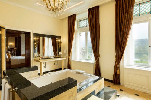 Entspannung pur bietet das Badezimmer der Kaiser Suite mit Whirlpool und Moselblick.