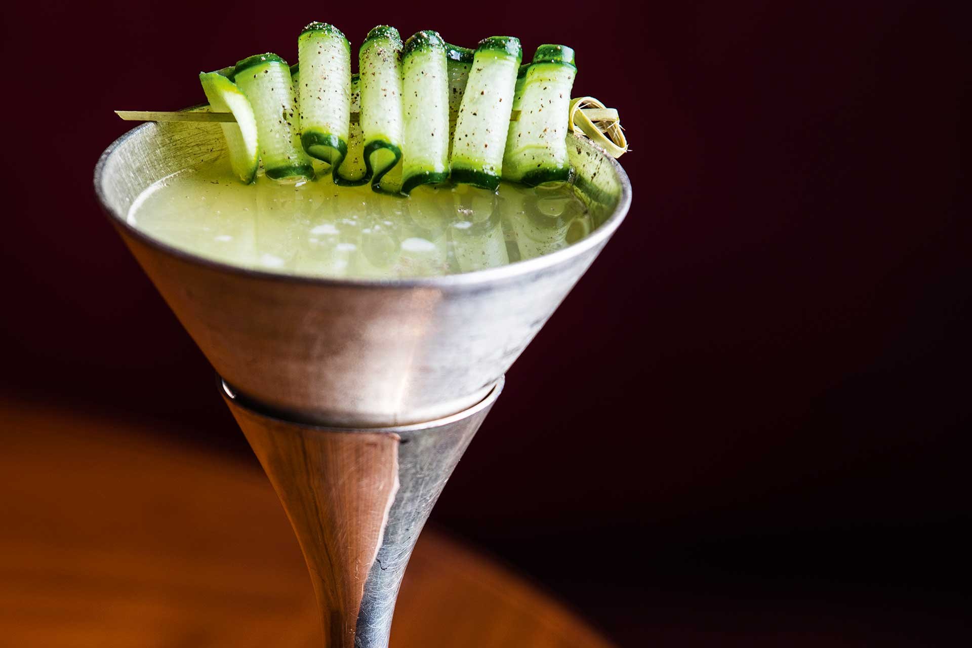 Der Cucumber Martini ist bei Stammgästen ein beliebter Klassiker.