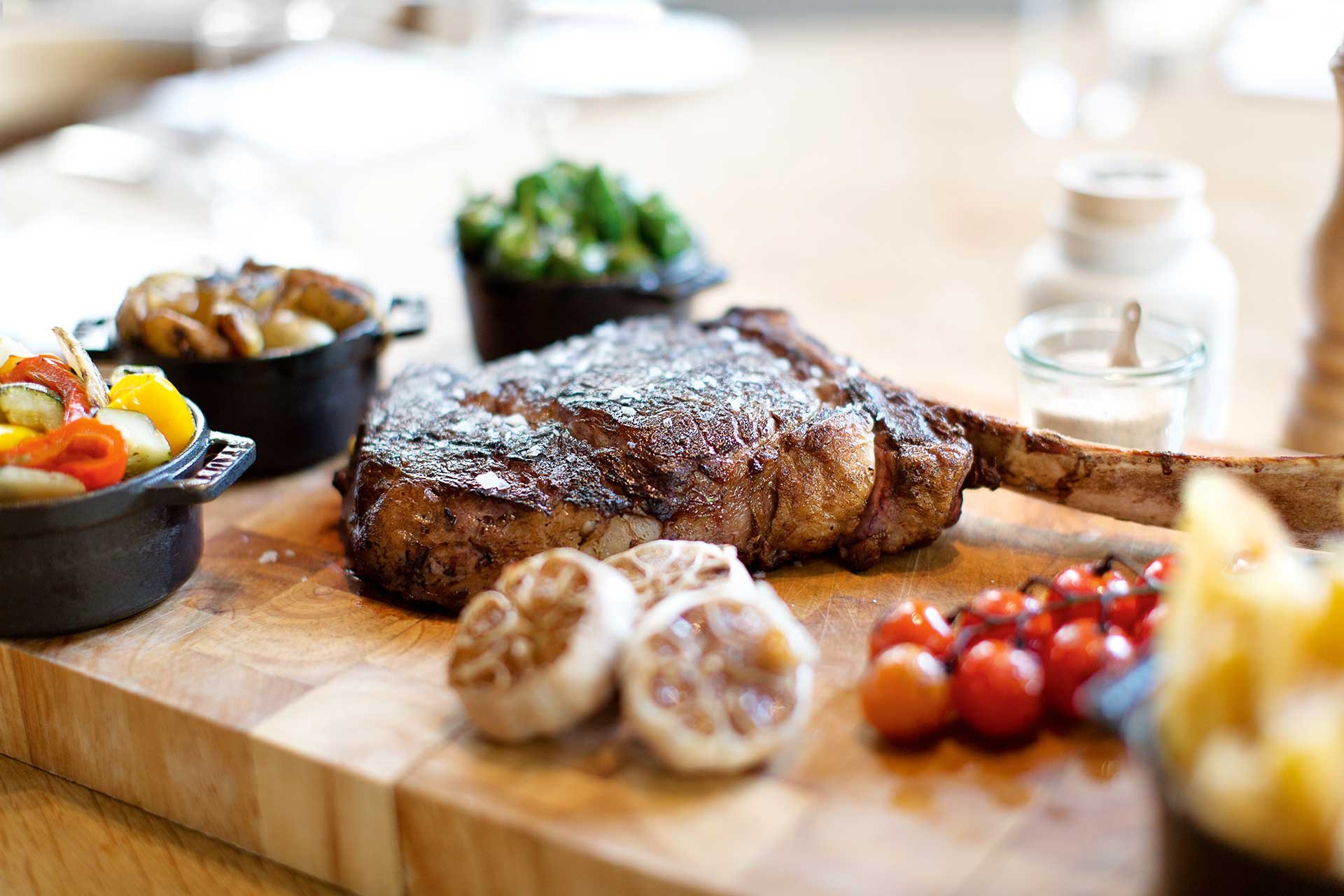 Fleisch ist nicht gleich Fleisch, die Unterschiede können enorm sein. Im »Dstrikt Steakhouse« weiß man das – und ist laufend bemüht, die besten Steakspezialitäten auf die Karte zu setzen. 