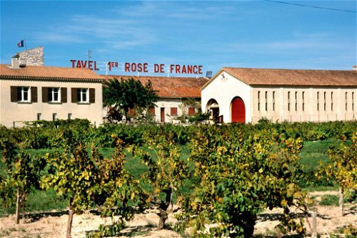 Tavel, vis-à-vis von Châteauneuf am rechten Rhôneufer gelegen, produziert ausschliesslich Rosé-Weine.&nbsp;