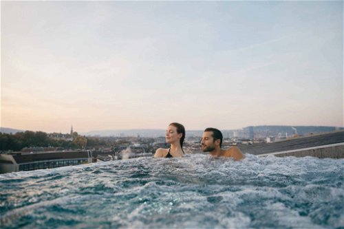 Auf dem Dach die Aussicht geniessen, unter Steingewölben baden: Thermalbad &amp; Spa Zürich auf dem Hürlimann-Areal.