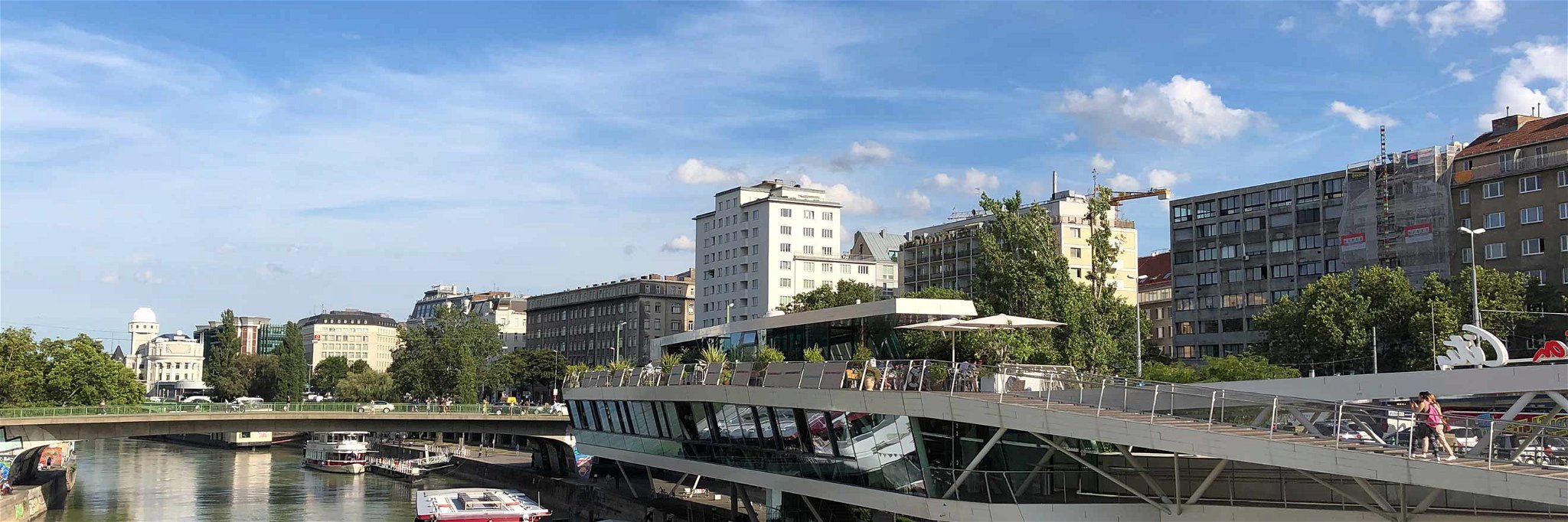 Blick auf den Donaukanal, die Anlegestelle des Twin-City-Liners und das »Motto am Fluss«