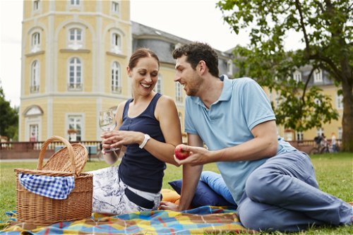 Picknick vor der Kulisse des Karlsruher Schlosses.