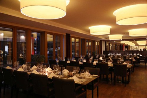 Das Restaurant »Vier Jahreszeiten« im Seminarhotel »Schloss Mauerbach« hat die Tafel im Eventbereich für die Mitglieder des Ferrari Club Austria festlich eingedeckt.