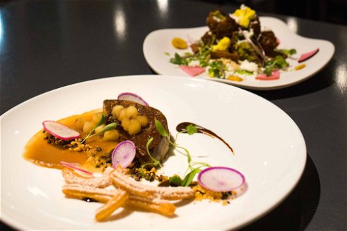 Im »Gunshow« von Kevin Gilles­pie preisen die Köche an den Tischen Köstlichkeiten wie Enten-Pâté mit Foie gras, Pistazien, Karamell und Entenfett-Aioli an.