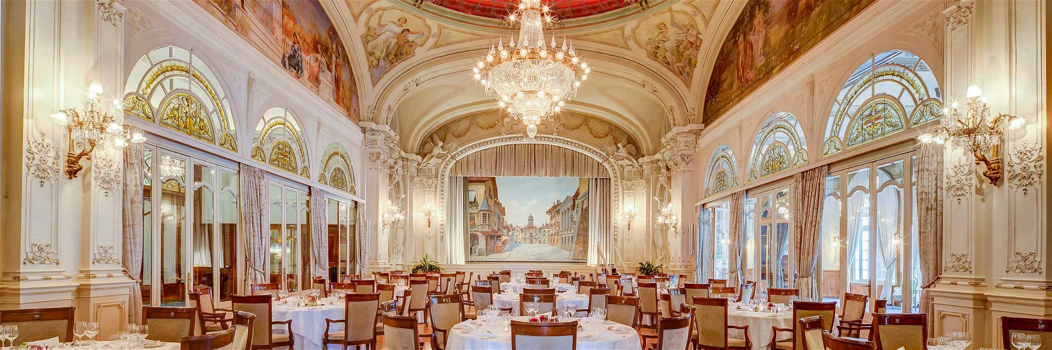 1906 eröffnet und keinen ­Funken Glanz eingebüsst: Das «Fairmont le Montreux Palace» begeistert bis heute mit prunkvollem Interieur und ­erstklassigem Service.