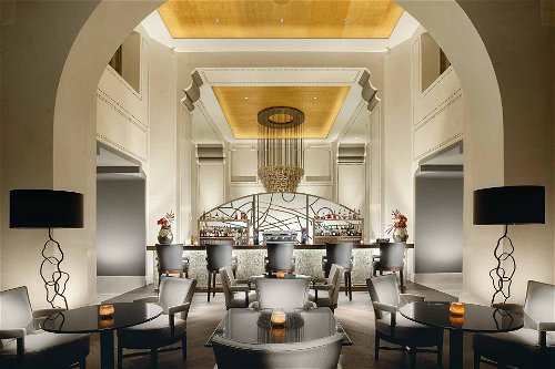 Royal SavoyDie Lausanner Institution klappt ein neues Kapitel der Schweizer Hotelgeschichte auf: Der Altbau des «Royal Savoy» wurde im Jahr 2015 um einen spektakulären modernen Neubau ergänzt.