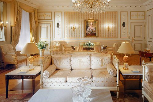 Beau-Rivage ­PalaceLuxuriöser geht es kaum: Das Lausanner Hotel «Beau Rivage Palace» gehört zu den führenden Spitzenhotels Europas und zieht bis heute illustre Gäste aus Kunst und Politik an.