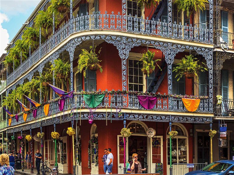 Bunt geschmückt und mit vielen Pflanzen: ein typisches Haus im French Quarter von New Orleans.