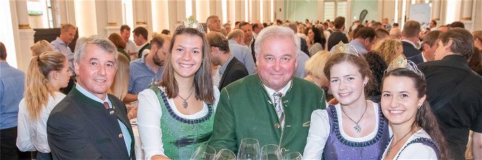 Werner Luttenberger (GF Wein Steiermark), Weinkönigin Katrin Dokter, Landeshauptmann Hermann Schützenhöfer, Weinhoheiten Lisa Müller und Beatrix Luttenberger.