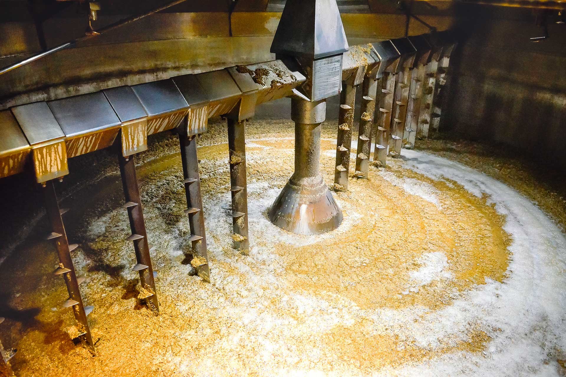 In der Mash Tun wird der Zucker aus der Maische (engl. wort) gewaschen. Die vergorene Maische (engl. wash) wird in kupfernen Pot Stills mindestens zweimal destilliert.
