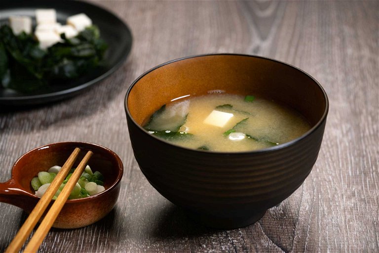 Misosuppe und Tofu gehören seit Jahrhunderten zu Japans kulinarischer Kultur. Ramen hingegen kamen erst vor etwa 100&nbsp;Jahren mit chinesischen Einwanderern.