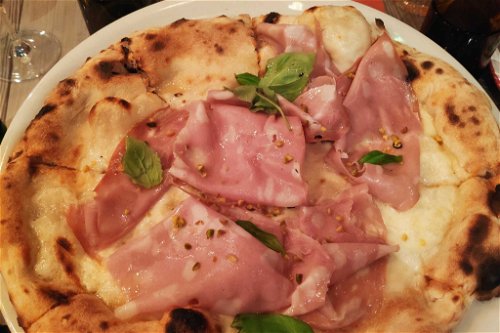 Pizza »Emiliana« mit Mortadella, Pistazien und Mozzarella.