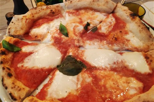 Pizza Margherita mit Fior di Latte.