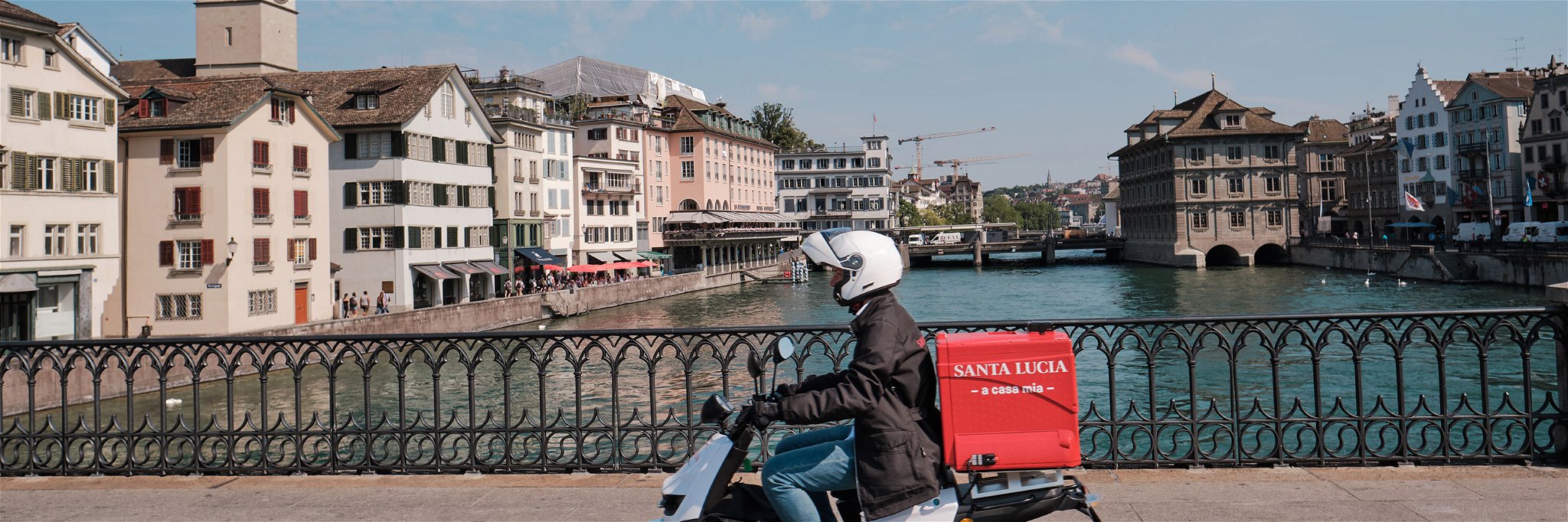 Die «Santa Lucia» Lieferanten sind umweltfreundlich auf E-Rollern durch Zürich unterwegs.