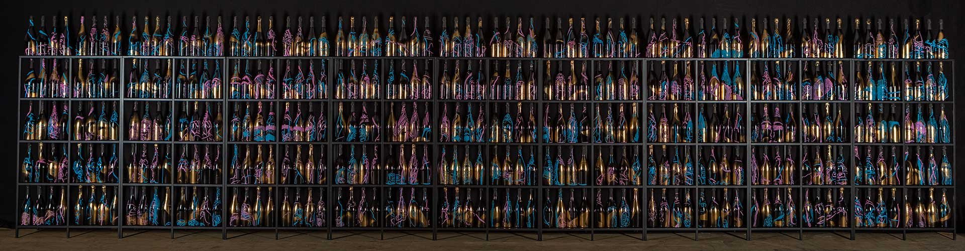 Insgesamt bemalte Alvar Bohrmann 750 Magnumflaschen