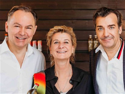»Almdudler«-GF Gerhard Schilling mit den Eigentümern Michaela Klein und Heribert Thomas Klein.