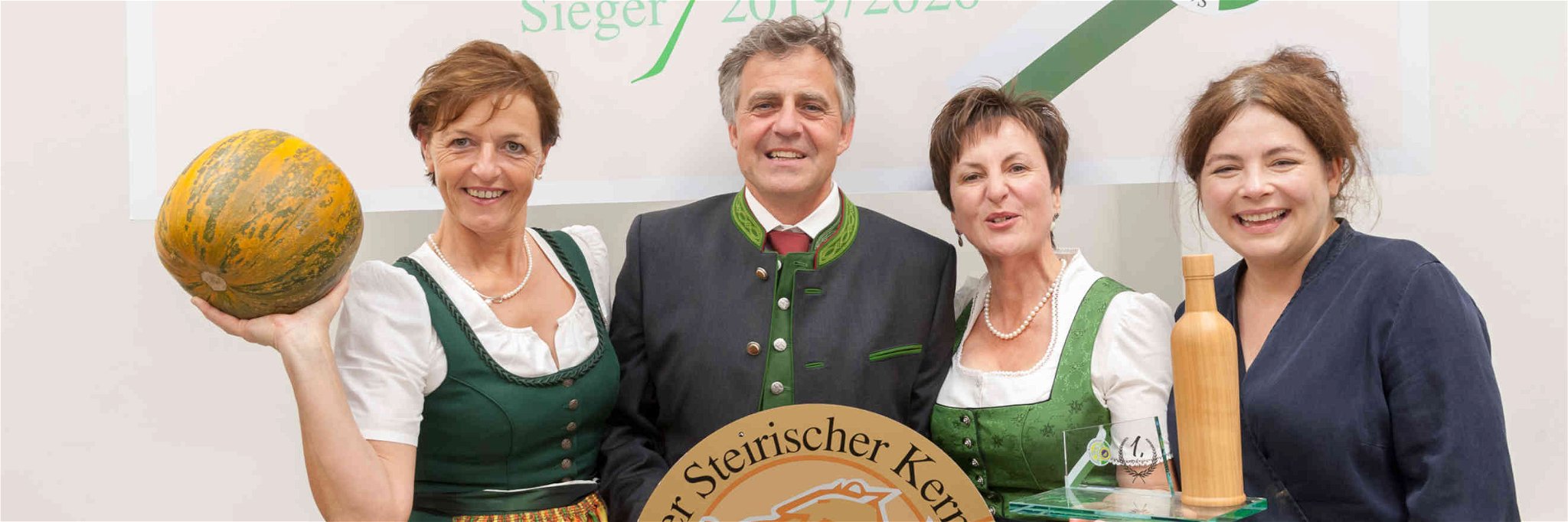 LK-Vizepräsidentin Maria Pein und Sterneköchin Maria Groß gratulieren Regina und Anton Zöbl zur Auszeichnung.
