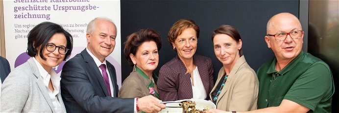 Sandra Holasek, Johann Seitinger, Waltraud Hutter, Maria Pein, ORF-Moderatorin Sigrid Hroch und Fritz Rauer präsentieren die Steirische Käferbohne mit Begeisterung.