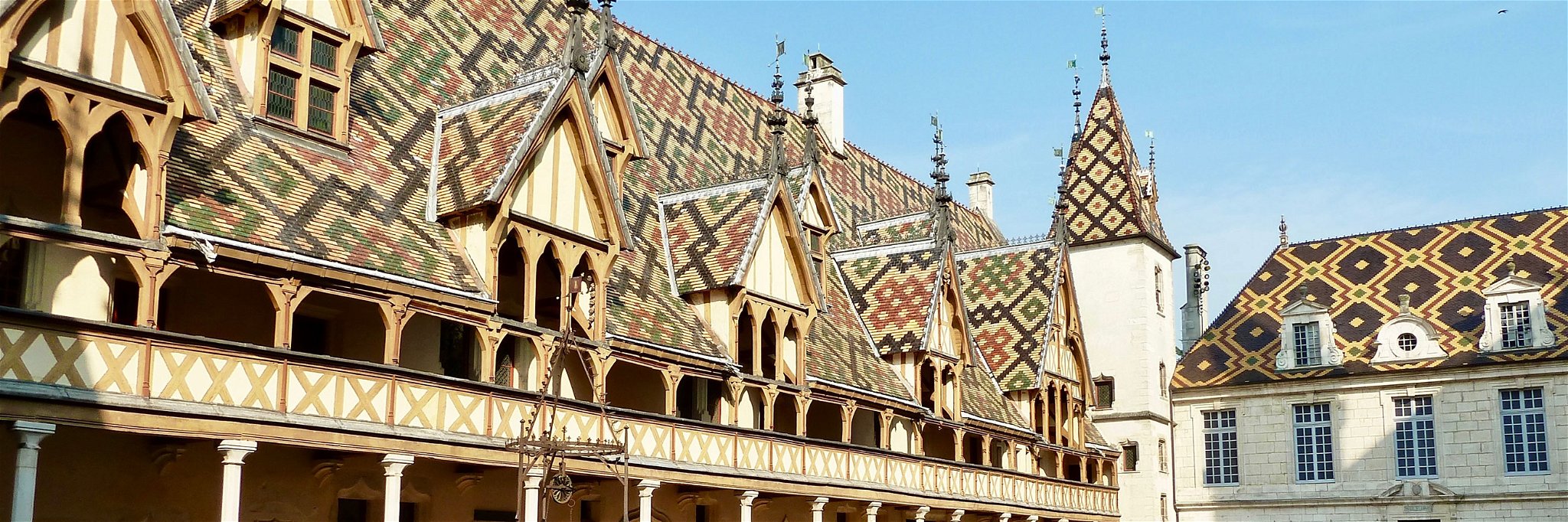 Mit seinem buntgedeckten Dach ist die Hospitalstiftung aus dem 15. Jahrhundert ein Wahrzeichen des Burgunds.