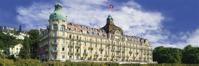 Das Hotel liegt direkt am See, umgeben von der Schweizer Bergwelt.