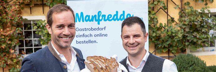 Manfred Kröswang und Martin Wildfellner, Leiter von Manfreddo, mit regionalen Produkten.