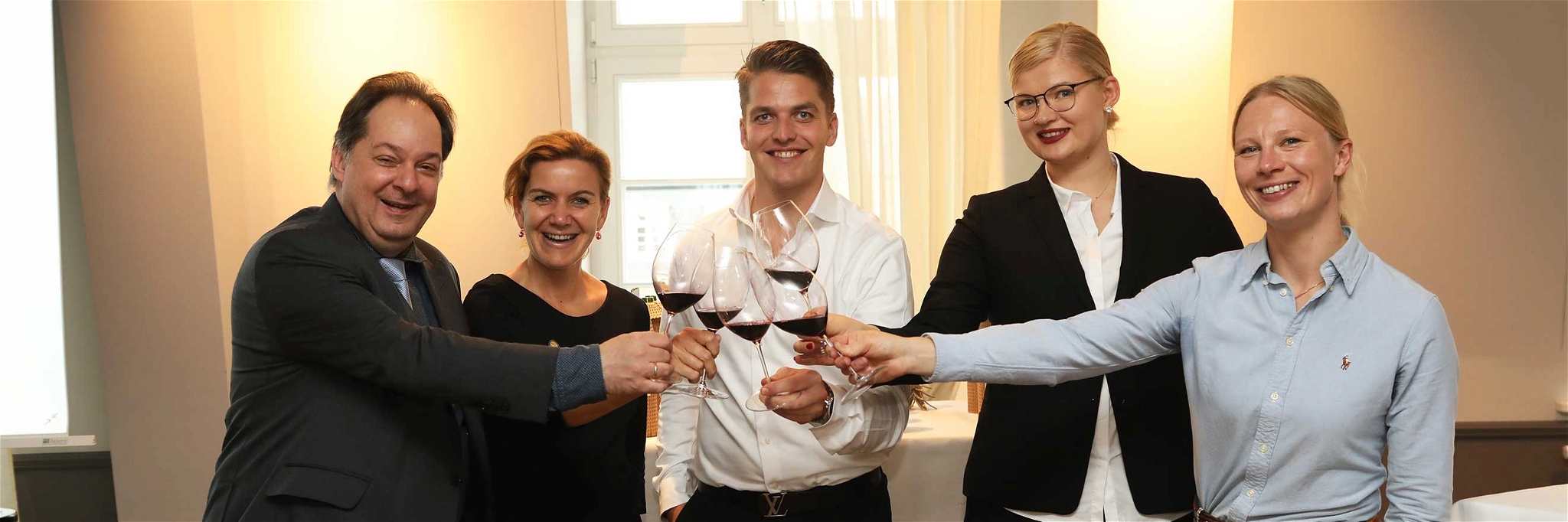 V.l.n.r.: Falstaff Wein-Chefredakteur Ulrich Sautter mit vier Sommelierkollegen, die den Gästen beim Blindtasting mit Rat und Tat zur Seite standen.