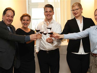 V.l.n.r.: Falstaff Wein-Chefredakteur Ulrich Sautter mit vier Sommelierkollegen, die den Gästen beim Blindtasting mit Rat und Tat zur Seite standen.