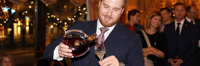 Markenbotschafter Julian Tröger schenkt ein Glas des neuen LOUIS XIII Cognacs ein.