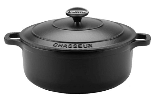 Chasseur – de Buyer Casserole Mit einem Durchmesser von 28 cm lässt sich mit dieser Kasserolle nicht nur ein ­perfekter Braten zubereiten, sie ist auch für Schmorgemüse und Suppen bestens ­geeignet. € 179,– www.debuyer-brandshop.com
