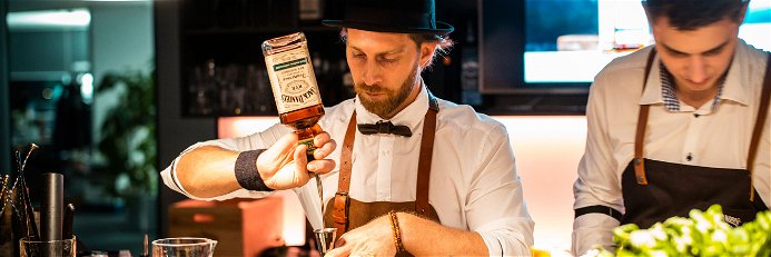 Bartender Daniel Schober mixte drei Cocktails-Varianten mit dem »Tennessee Rye« Whiskey.