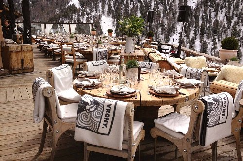Das findet man nur in Zermatt: Im und vor dem Bergrestaurant »Chez Vrony« kommt Erstklassiges auf den Teller und ins Glas.