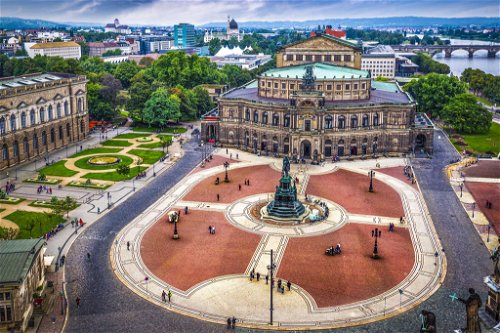 Eine prachtvolle Altstadt mit Gebäuden wie der Semperoper trifft auf eine vitale Gastronomieszene: Dresden zieht jedes Jahr mehr Besucher an.