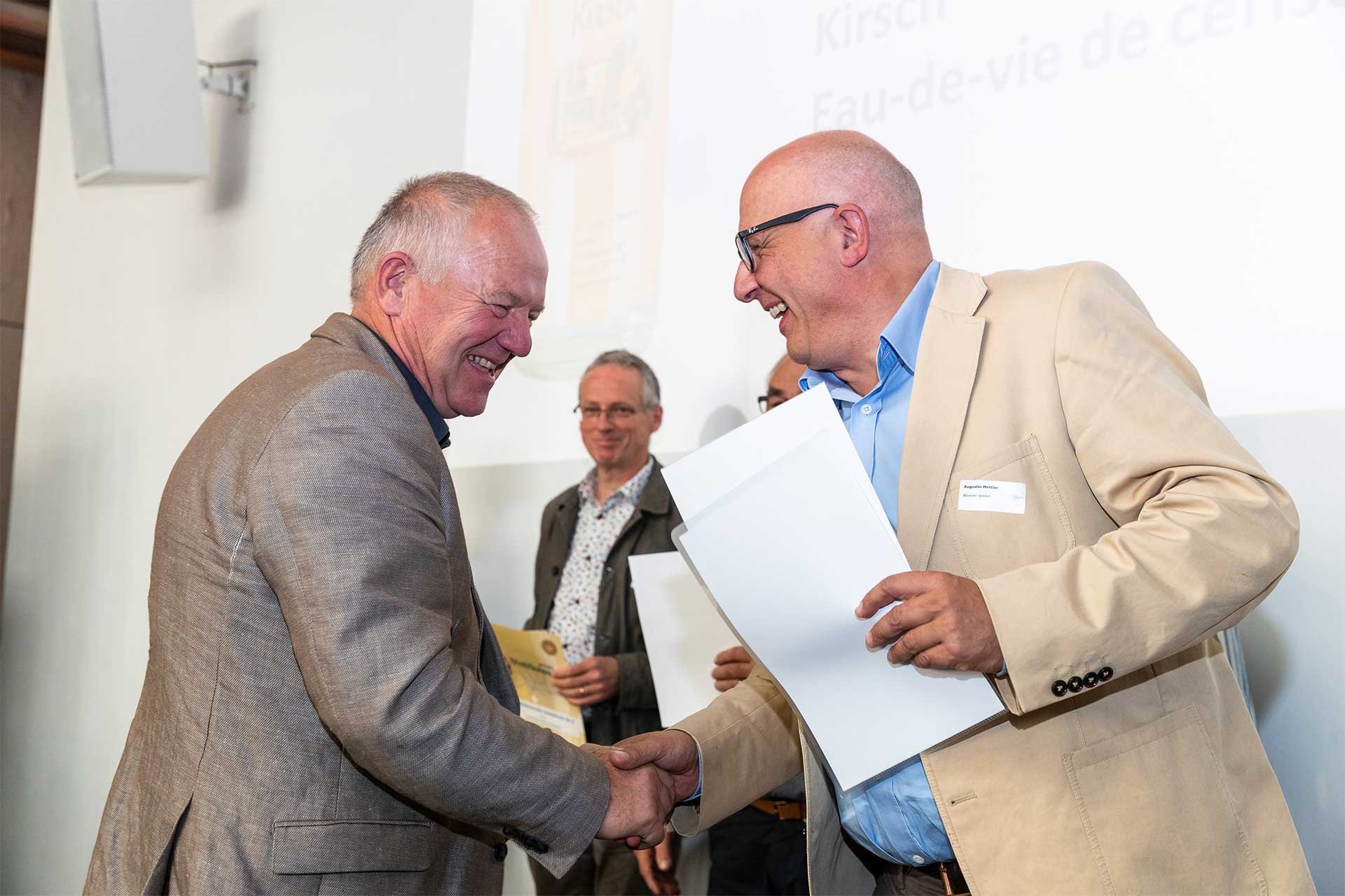 Hansruedi Wirz (links) bei der Verleihung der Auszeichnung «Brenner des Jahres»
