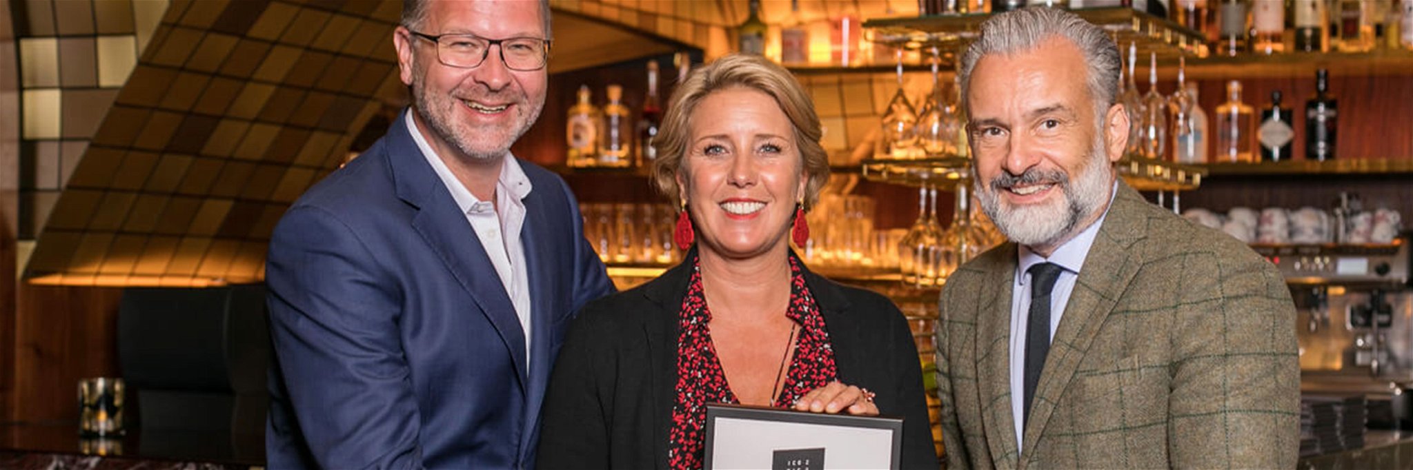 Claudia und Norbert Koller freuen sich mit Stephan Ferenczy über den Iconic Award 2019.