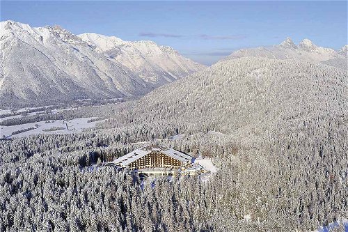 Das »Interalpen-Hotel Tyrol«&nbsp; bietet luxuriöse Zimmer mit modernem Tiroler Stil.