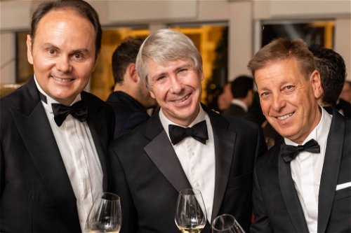 Matteo Lunelli, Präsident und CEO des Weinguts mit Weinjournalist Neil Beckett und Ruben Larentis, Önologe und technischer Direktor von Ferrari Trento