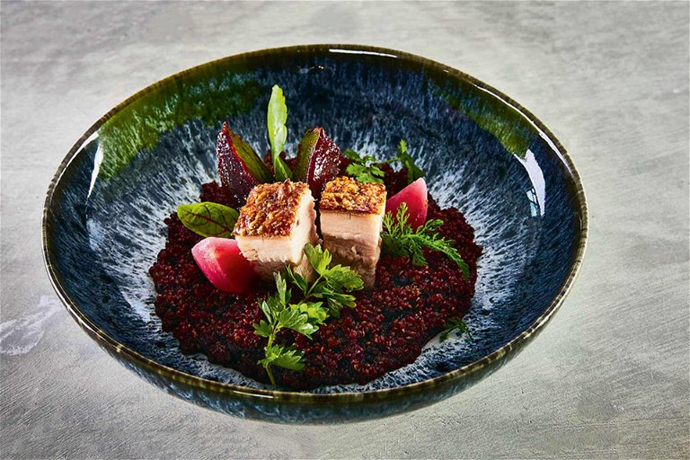 An Bord gibt es frische Köstlichkeiten, wie diese Rote Rüben Quinoa Bowl mit Pork Royal.