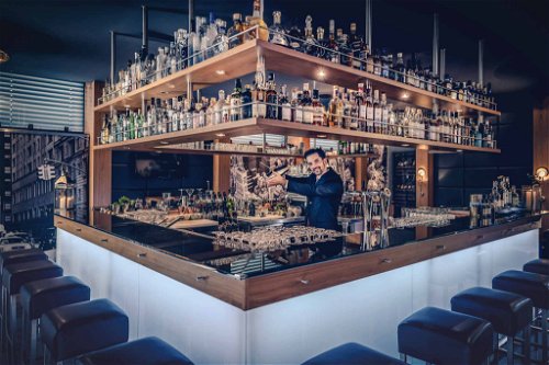 Bar Lounge 42 (Zürich Marriott Hotel) – 91 Falstaff-PunkteNew Yorker Flair in Zürich. Enzyklopädische Getränkekarte – viel Whisk(e)y, Crafted Cocktails und Martinis. Auch die Snacks sind von NY inspiriert. Die Smoker’s Lounge rundet das Angebot ab.barandlounge42.ch