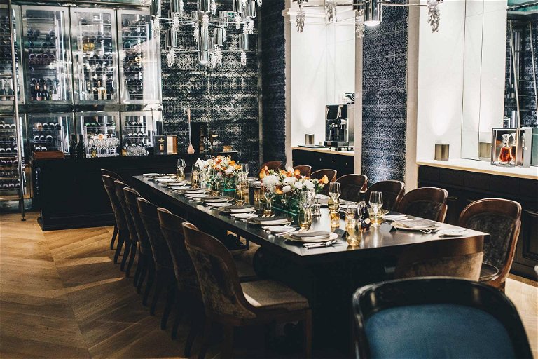 Elegantes Arrangement im Private Dining Room der Bank Brasserie &amp; Bar im Park Hyatt Hotel Vienna
