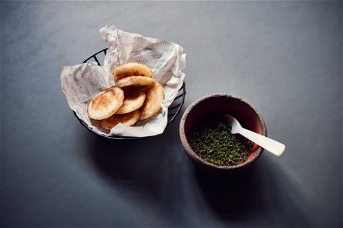 Kaviar des Feldes (auch Besenkraut genannt), Schnittlaucreme, Eigelbcreme, Blinis