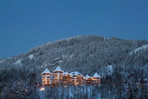 Alpina Gstaad. Ein Palast mitten in den Schweizer Alpen mit Gästen aus aller Welt. Nicht alle kommen zum Skifahren, viele auch nur, um den Alpen-Chic zu zelebrieren.