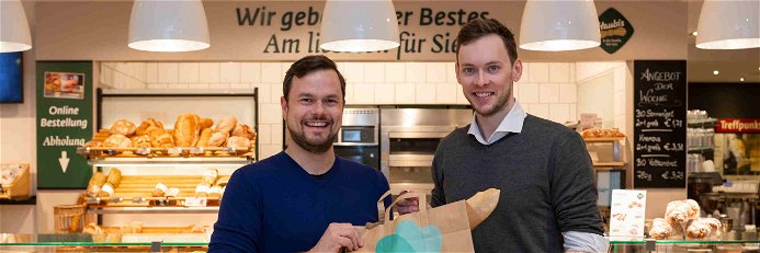 Sagen der Lebensmittelverschwendung den Kampf an: Georg Strasser (Country Manager von »Too Good To Go«) und Anton Haubenberger (Eigentümer und GF Haubis)