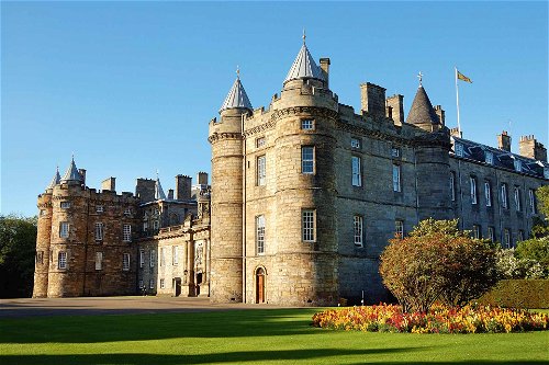 Der Holyrood Palace ist die offizielle Residenz der Queen in Schottland. Der angrenzende Park lädt zum Verweilen ein.