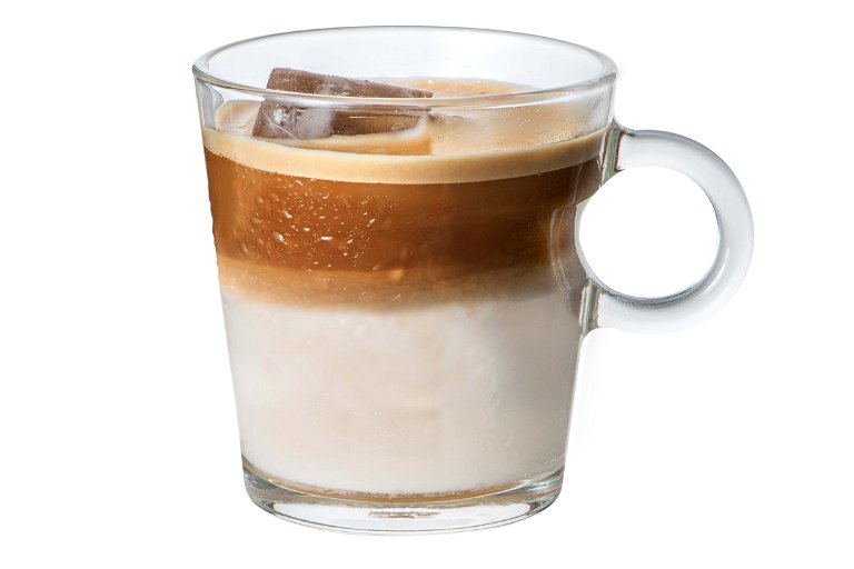 Nespresso Golden Shores Ristretto (1 Kapsel), Karamellsirup (10 ml), Mandelmilch (50 ml), Eiswürfel.