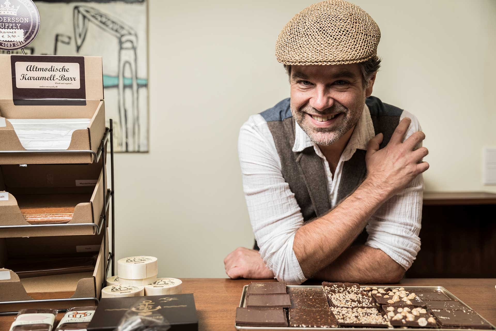 Oliver Rohlf vom Schokoladenfachgeschäft »Schokovida« kennt sich aus mit edlen Kakaobohnen.