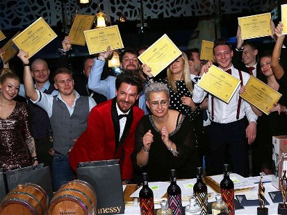 Einige der besten Barkeeper der Welt mixten in Loipersdorf. Im Vordergrund: Mario Hofferer und Hoteldirektorin Sandra Sifkovits.