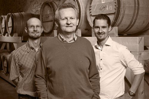 Anton Vogl (m.) überzeugt in der Salzburger Brennerei Guglhof mit seinem »TauernROGG Whisky«.
